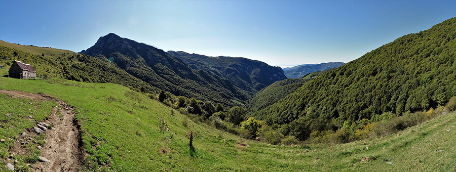 Dalla Baita Baciamorti (1450 m) vista verso il Venturosa, il Cancervo e la Valle Asinina sottostante